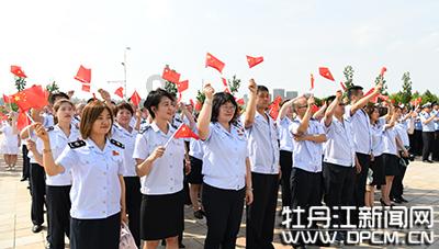 马化腾登台演唱粤语歌,同款红毛衣火了!79.99元包邮?网友热议……