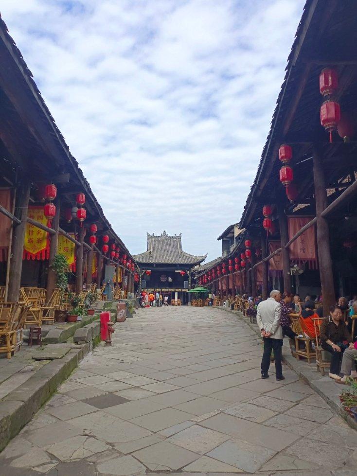 飞跃沙丘的小球