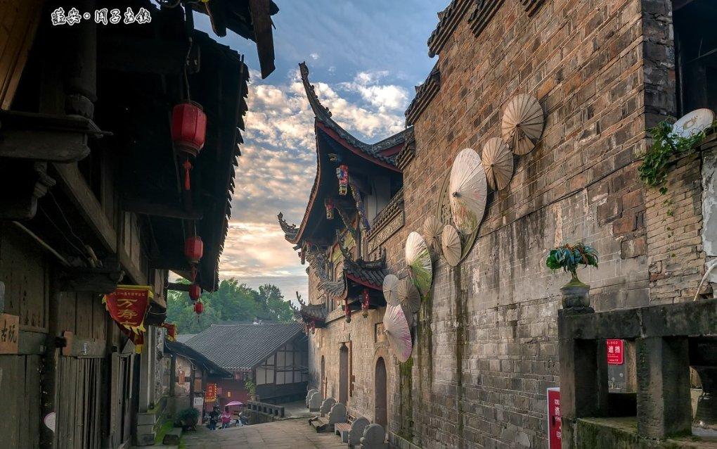 笑脸球的冒险之旅