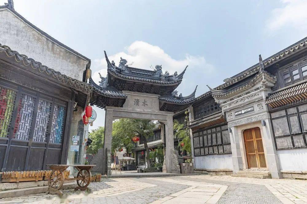 迷路的可爱男孩